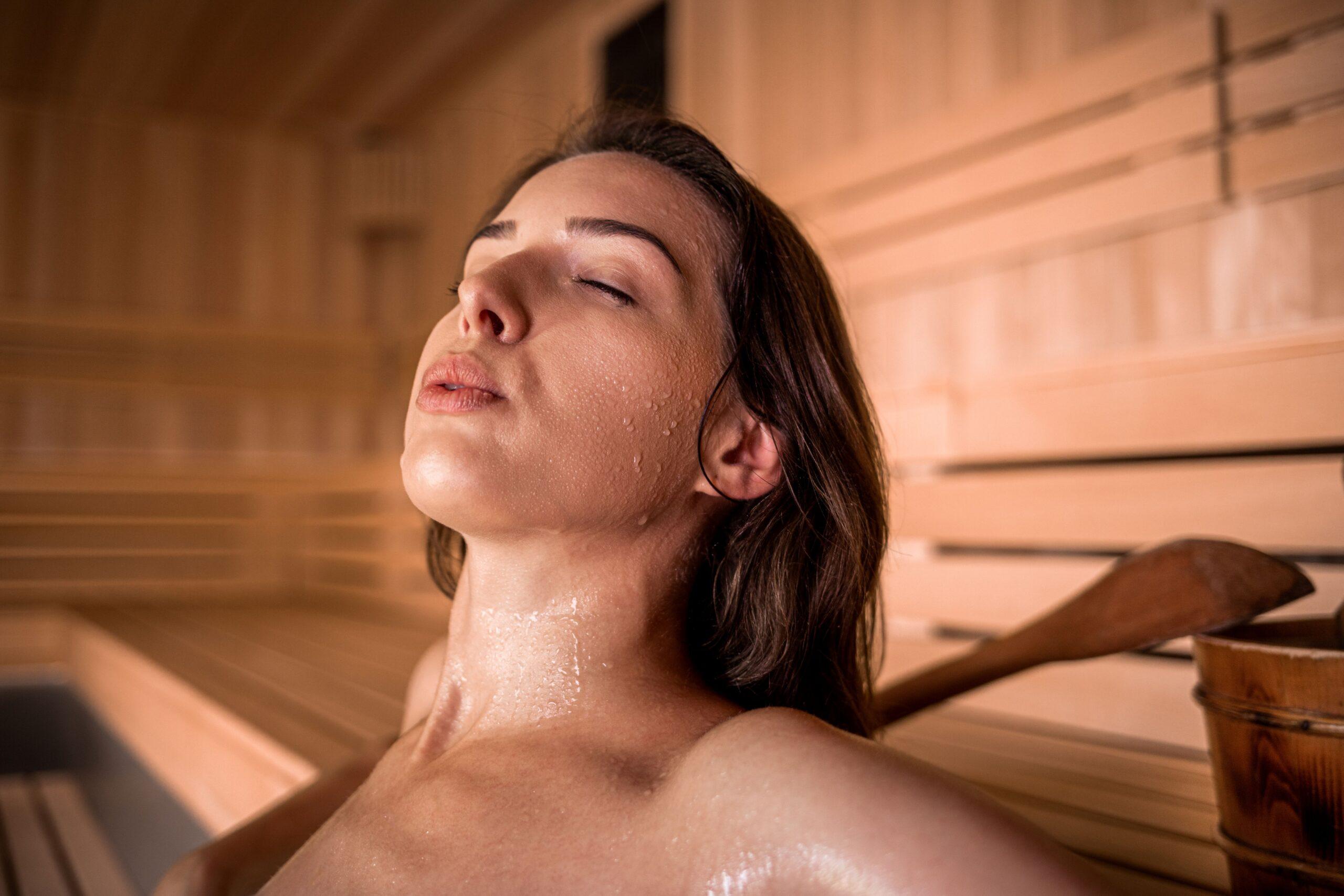 Frau entspannt sich in einer Sauna