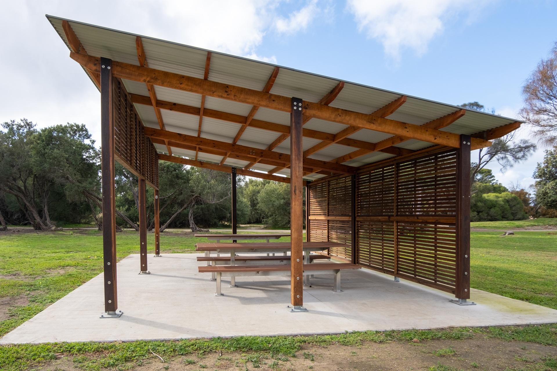 Pavillons mit Holzstruktur im Park