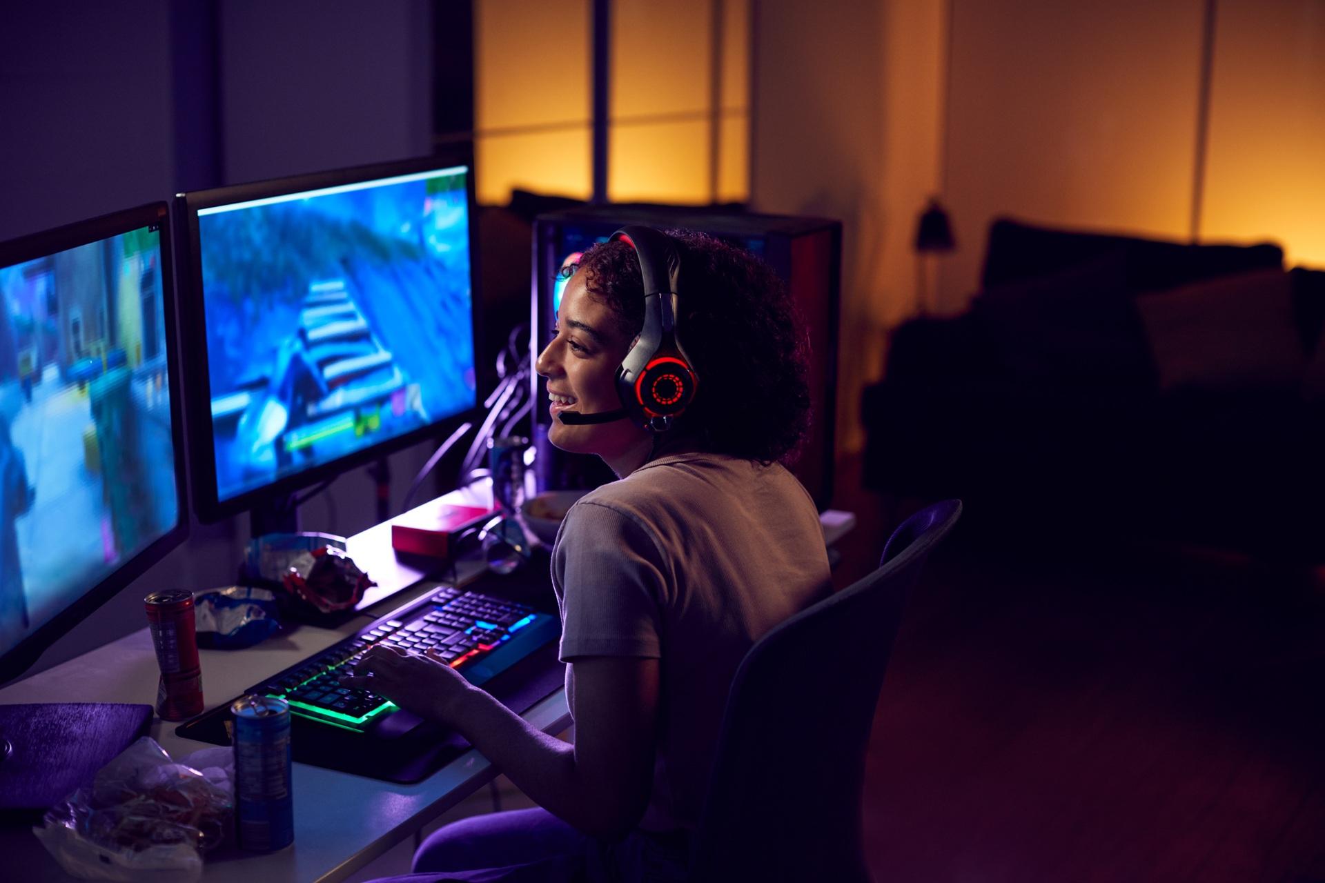 Gamerin am PC mit Headset |Minecraft Server

