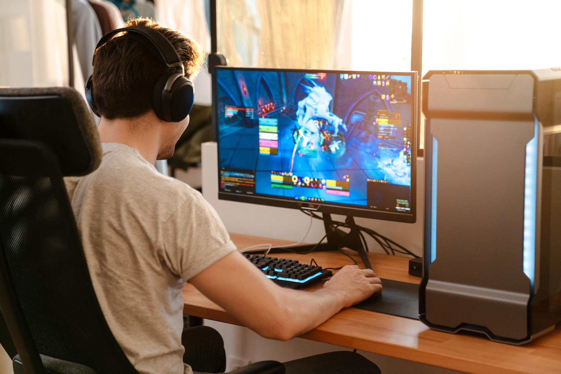 Gamer am Desktop-Computer | Minecraft Server