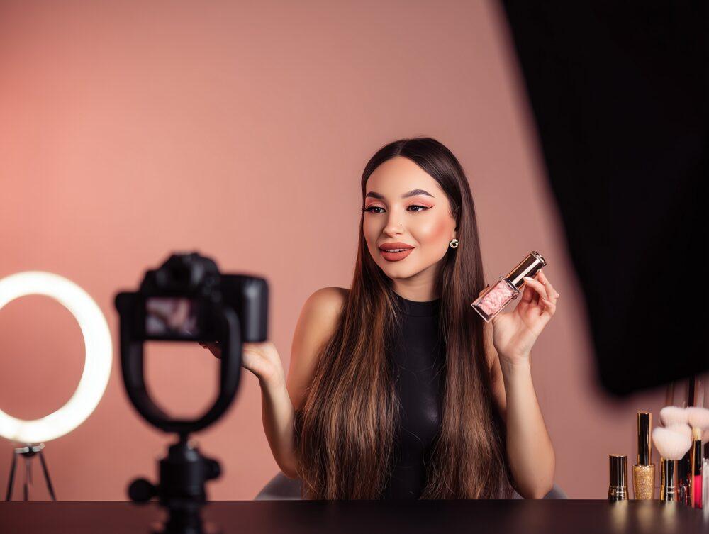 Beauty-Influencerin beim Videodreh | Haarteile