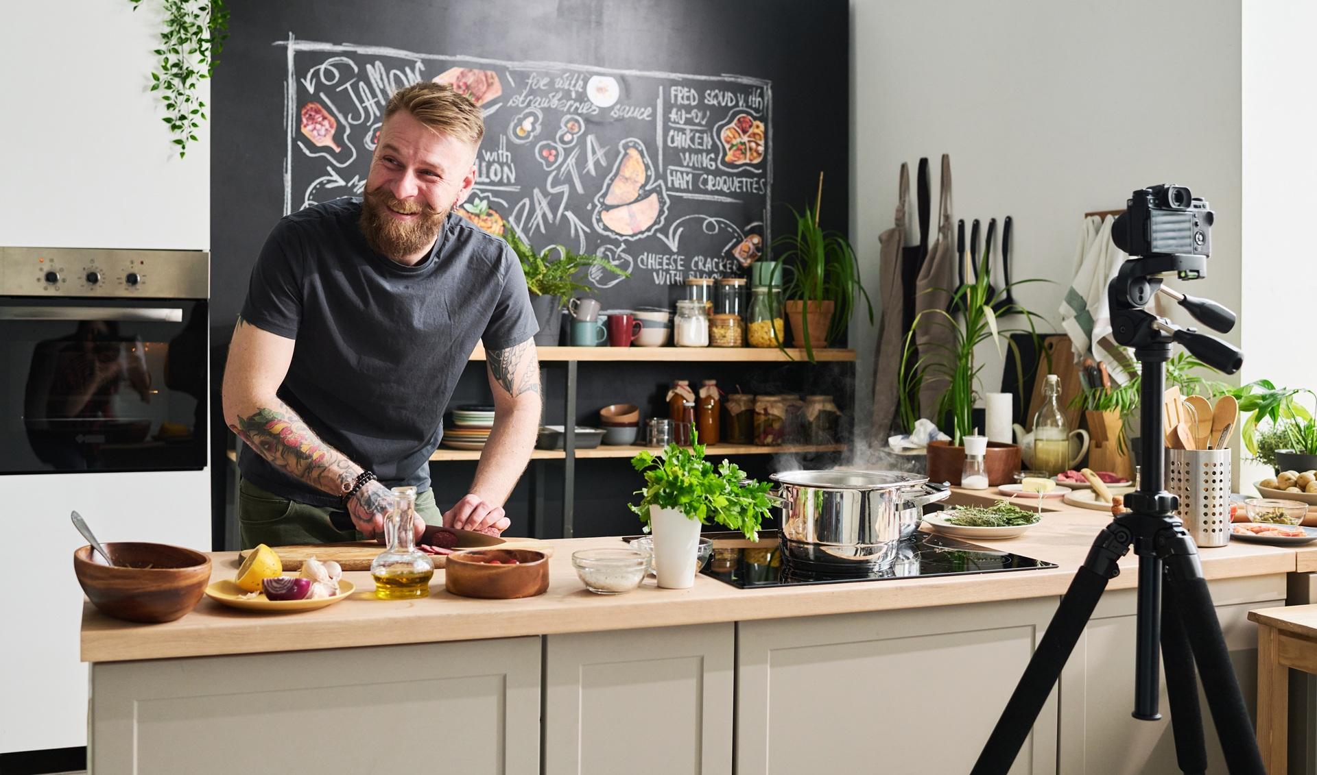 Mann beim Kochen mit Kamera im Studio | Leitungswasser Filter 