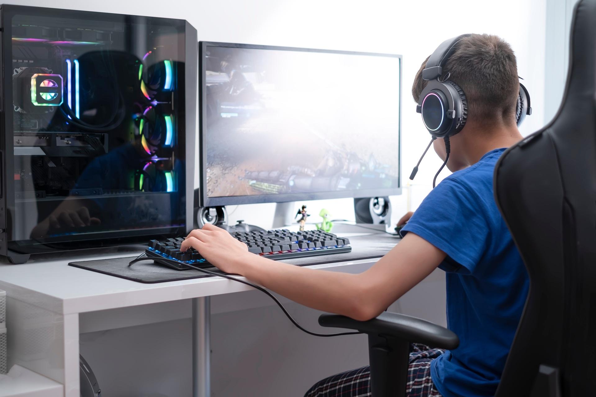 Junge mit Headset spielt am PC | TV Schränke