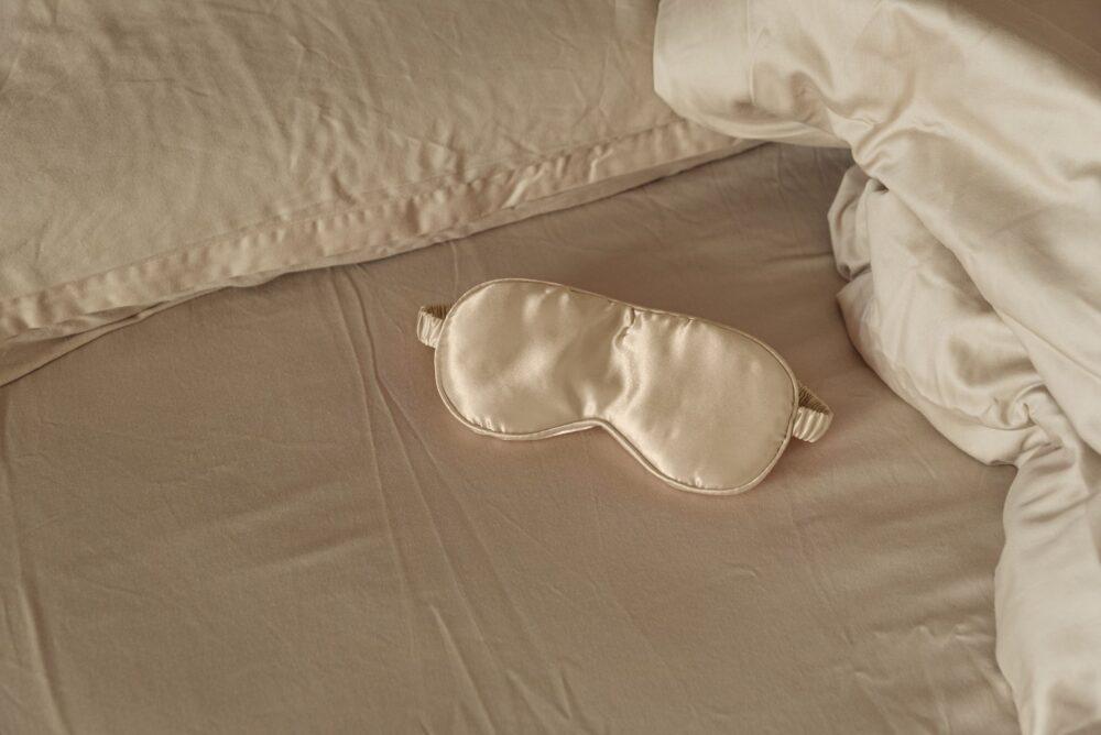 beigefarbene-bettwaesche-mit-schlafmaske-aus-naturmaterialien