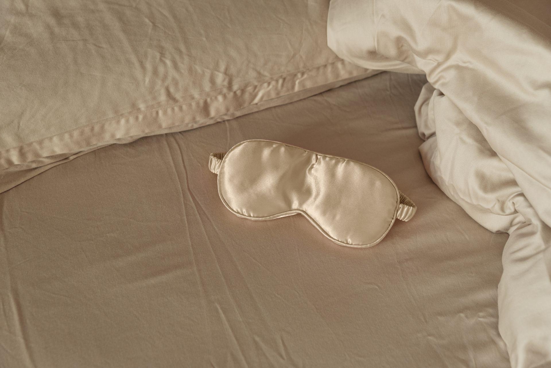 beigefarbene-bettwaesche-mit-schlafmaske-aus-naturmaterialien