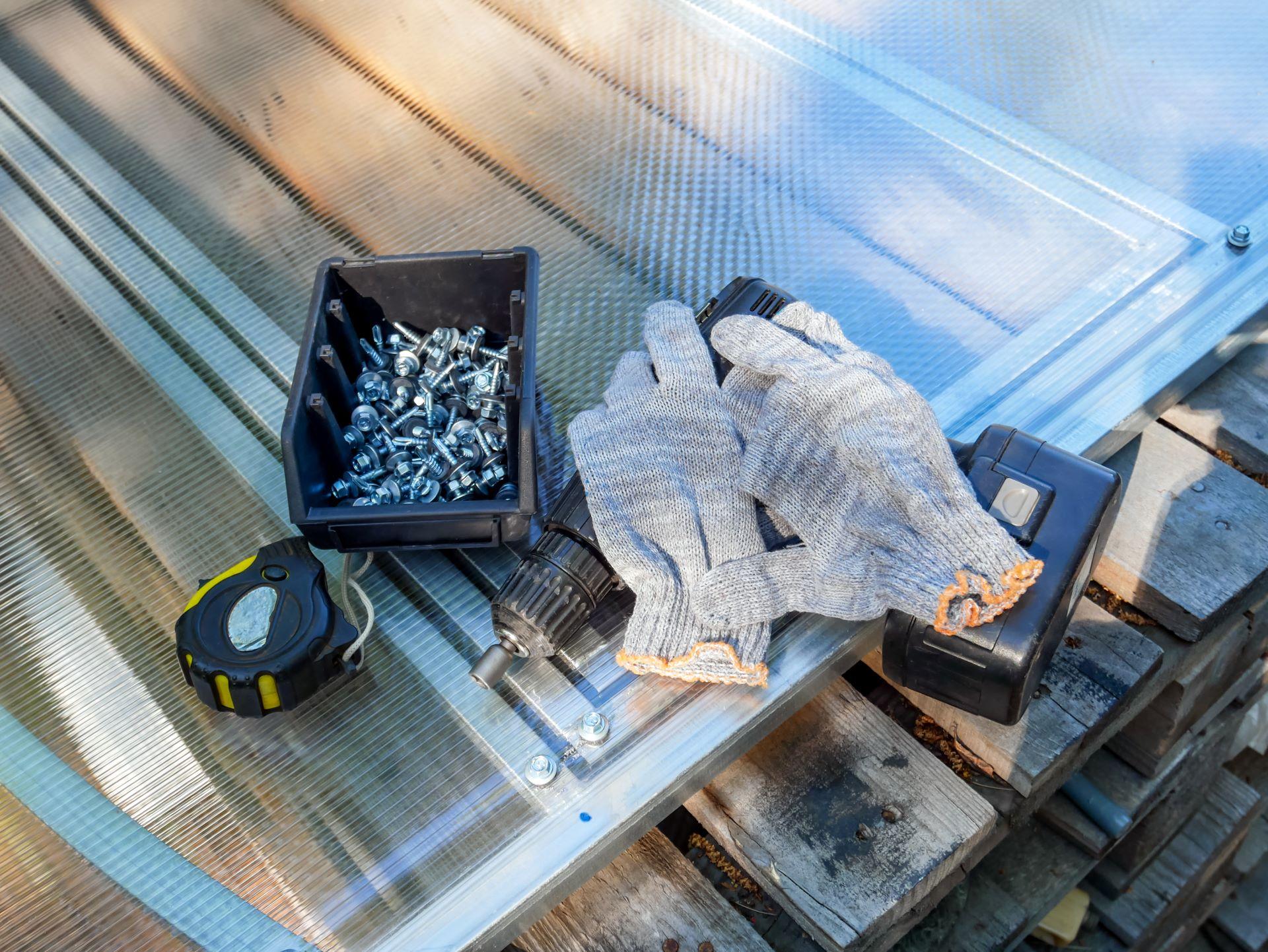 Werkzeug und Schrauben auf Doppelstegplatten bei der Montage